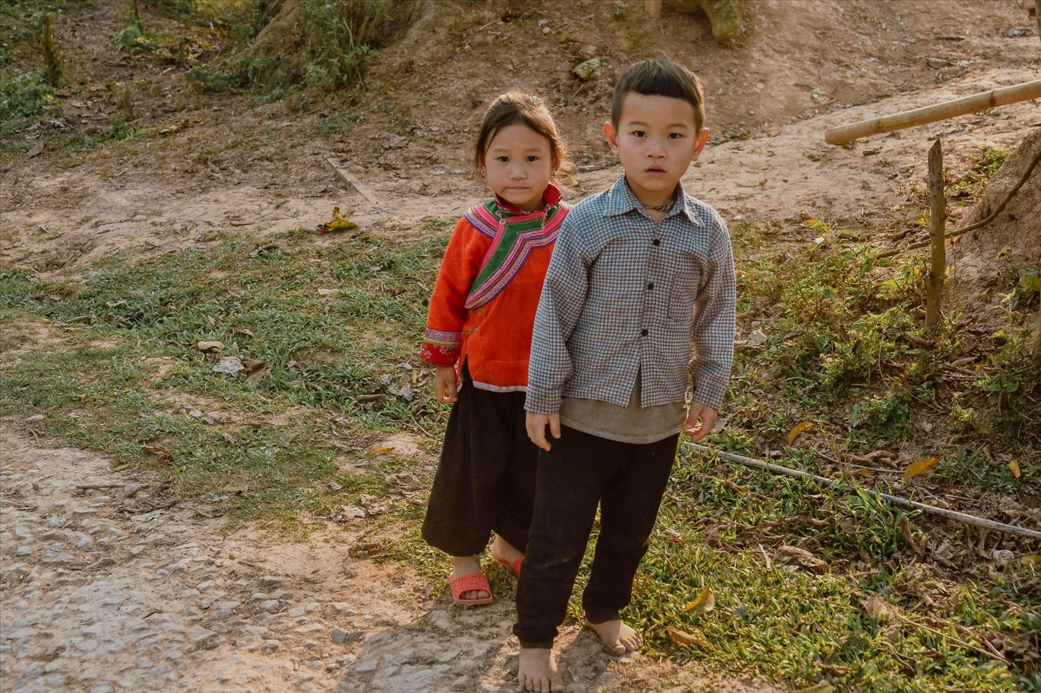 Bé gái Hoa mặc đồ truyền thống, trong khi trang phục bé trai giống người Kinh 