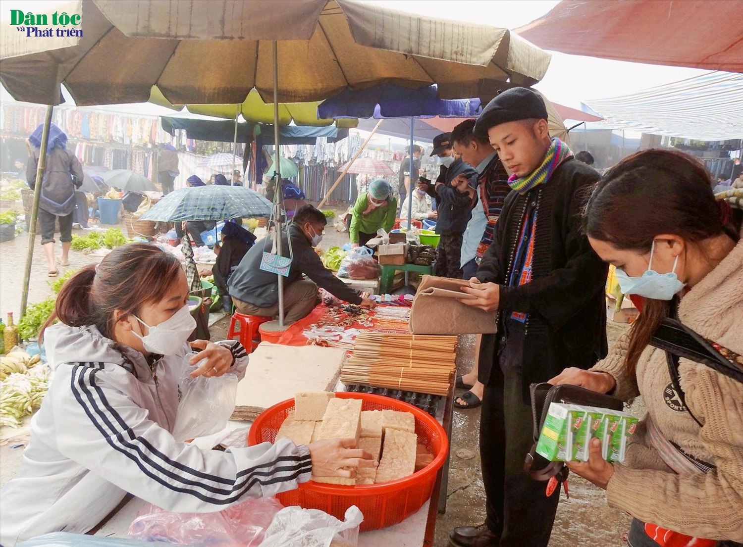 Chợ phiên Y Tý nằm ở trung tâm xã Y Tý, mỗi tuần chợ họp 1 lần vào thứ 7. Đây là phiên chợ vùng cao phản ảnh bức tranh văn hóa đầy màu sắc  của bà con các dân tộc: Mông, Giáy, Hà Nhì… 