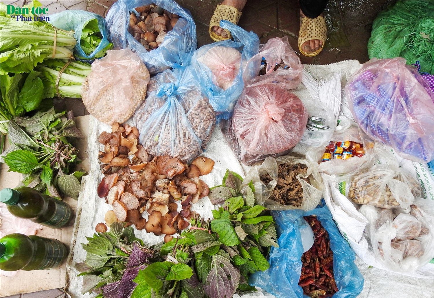 Các loại nông sản cây nhà, lá vườn, từ ớt khô, rau, lạc, mộc nhĩ…cũng được bày bán khiến phiên chợ đa dạng các mặt hàng