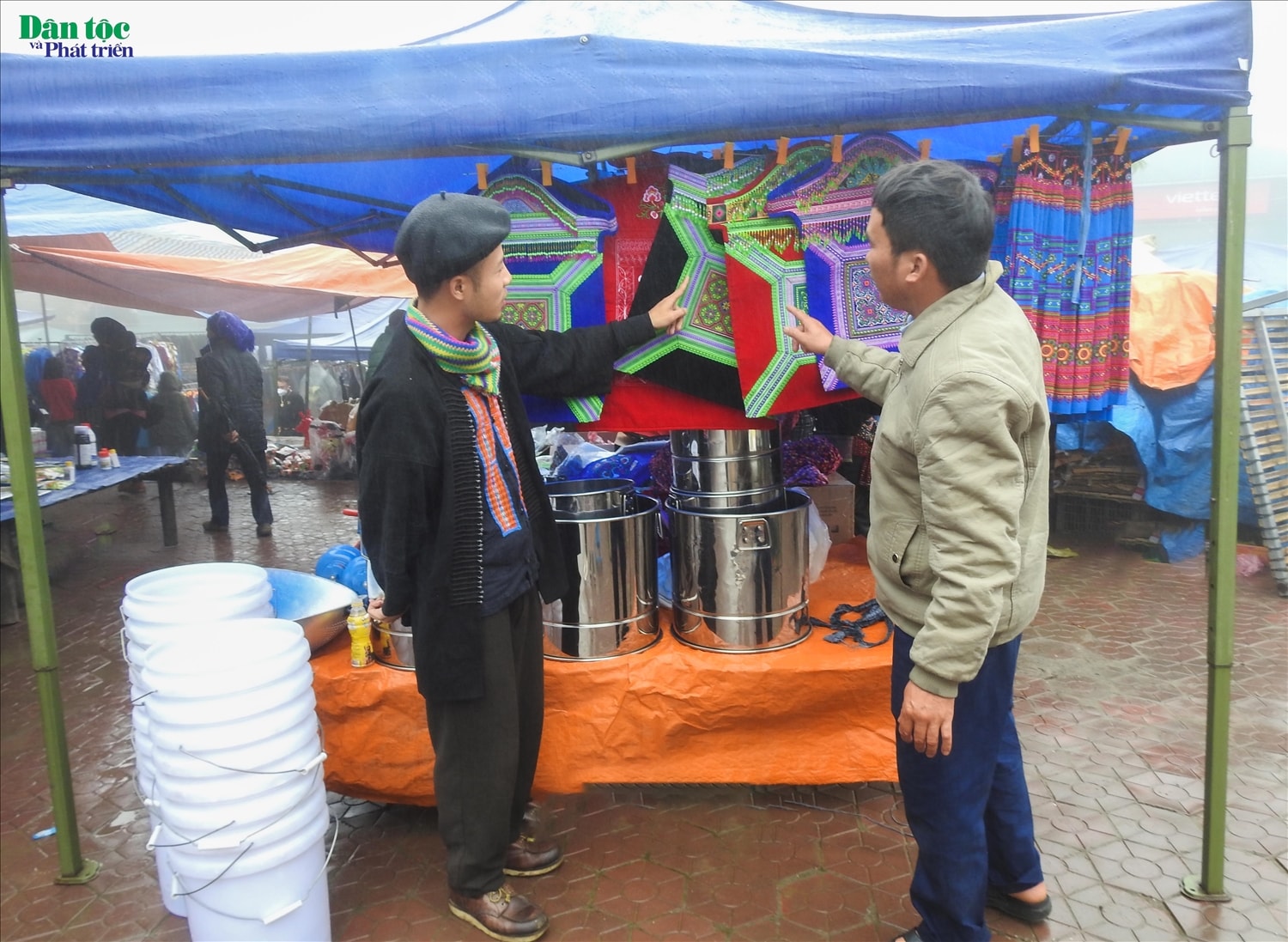 Rực rỡ nhất phiên chợ là khu bán vải, quần áo, vật dụng truyền thống của các dân tộc tại huyện vùng cao Bát Xát