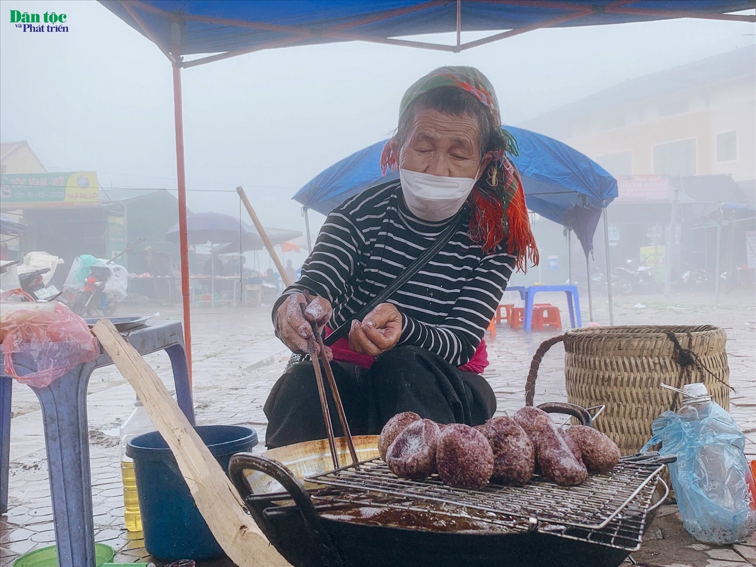 Nhiều món ăn đậm chất núi rừng, nhiều loại quà, bánh được bán rất chạy tại phiên chợ