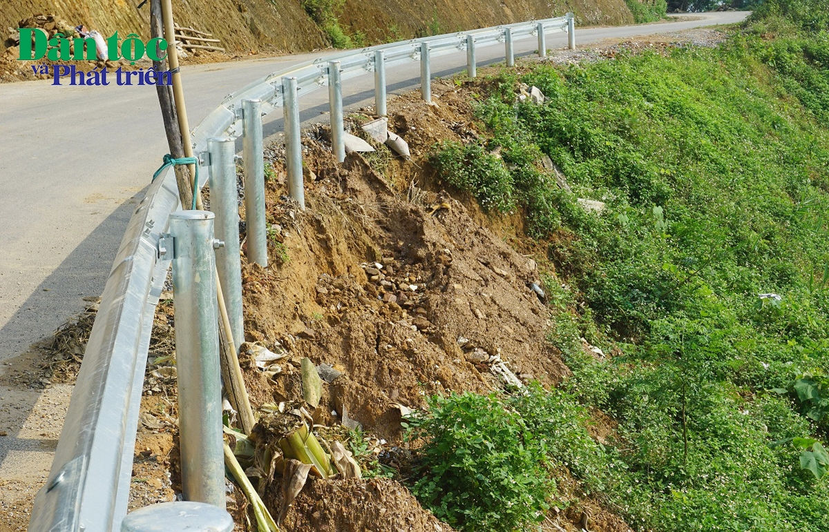 Có những điểm đã lắp hộ lan, nhưng đã và đang bị sụt sạt, xói đến chân các cột