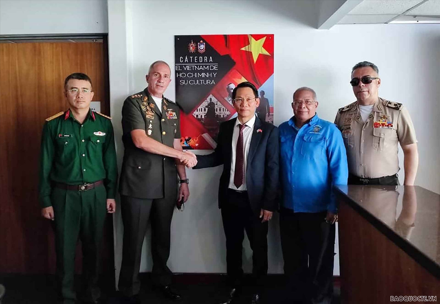 Đại sứ Lê Viết Duyên và các đại biểu.