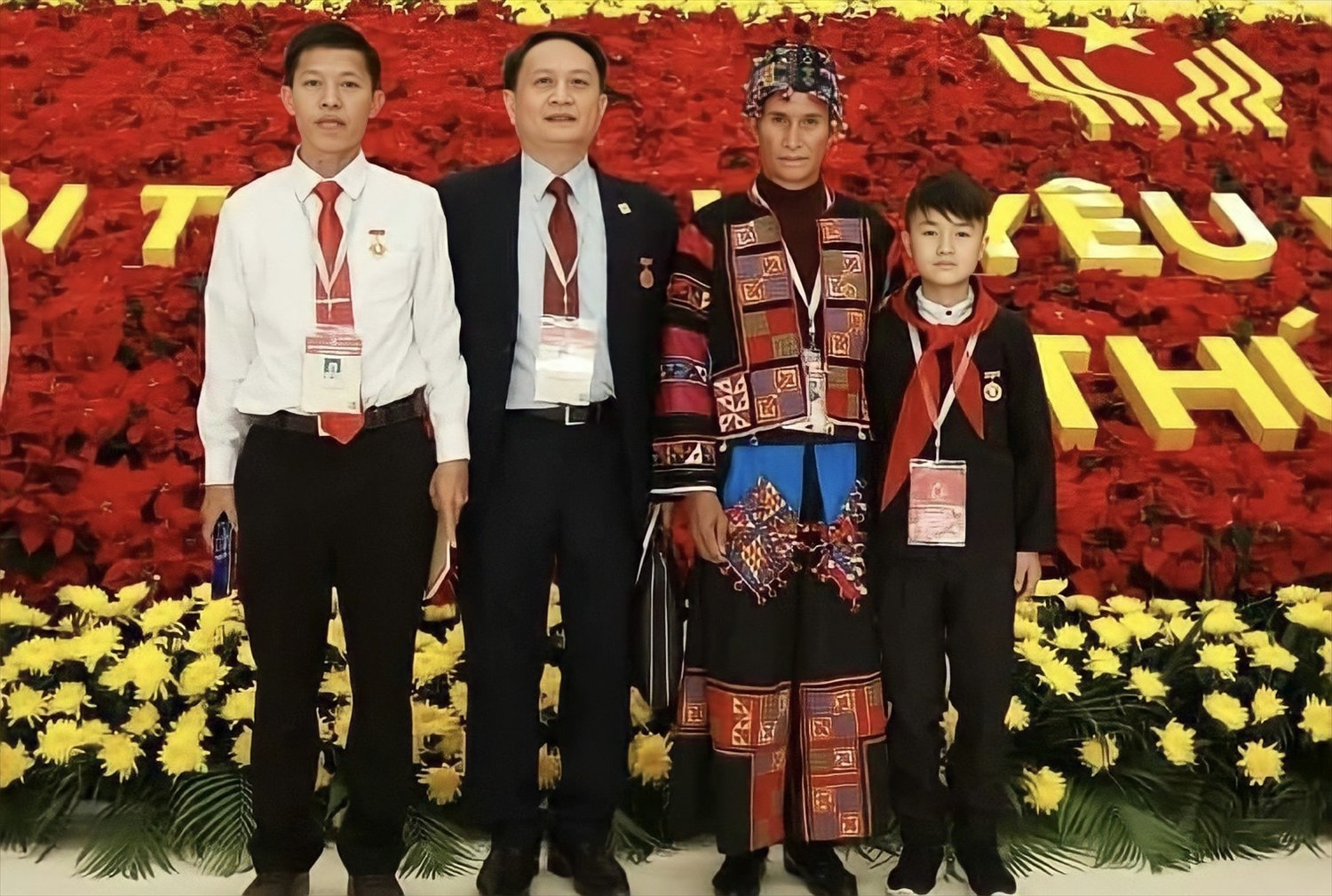 Ông Là Sè Páo là một trong 3 nghệ nhân tiêu biểu tại Hà Giang vinh dự tham dự Đại hội Thi đua yêu nước toàn quốc lần thứ X năm 2020.