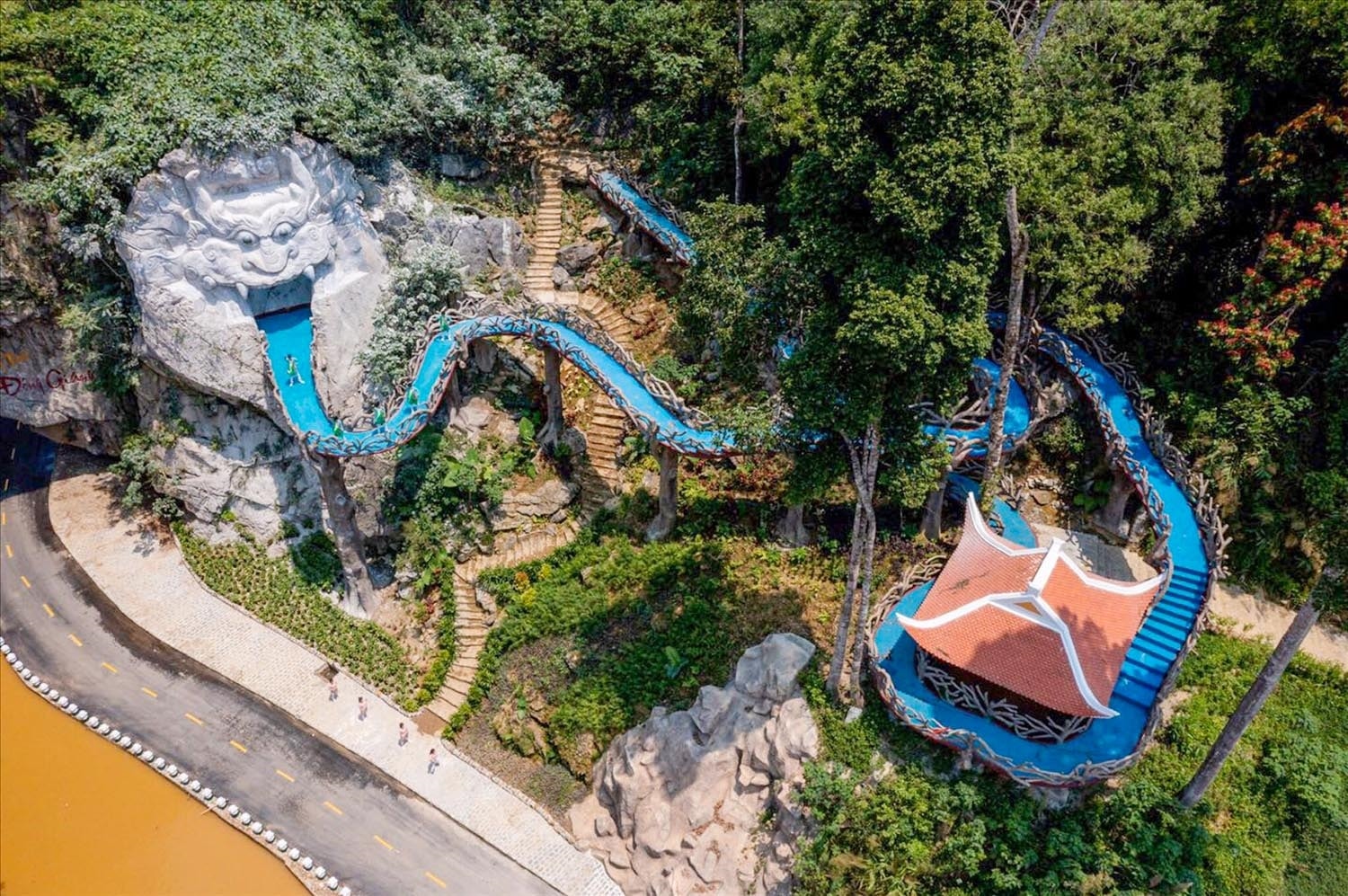 Thiên Môn Bảo An Tháp, Điện Ngọc Hoàng, cầu lưỡi Rồng, cầu 7 sắc cầu vồng kia... liệu có phải là du lịch sinh thái gắn bó với văn hóa địa phương?