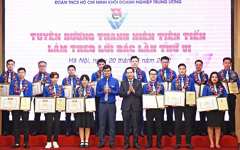 Các đồng chí Nguyễn Long Hải, Bùi Quang Huy (thứ 4 và 5 từ phải qua trong ảnh) trao chứng nhận tặng các thanh niên tiên tiến làm theo lời Bác của Khối Doanh nghiệp Trung ương. Các đồng chí Nguyễn Long Hải, Bùi Quang Huy (thứ 4 và 5 từ phải qua trong ảnh) trao chứng nhận tặng các thanh niên tiên tiến làm theo lời Bác của Khối Doanh nghiệp Trung ương.