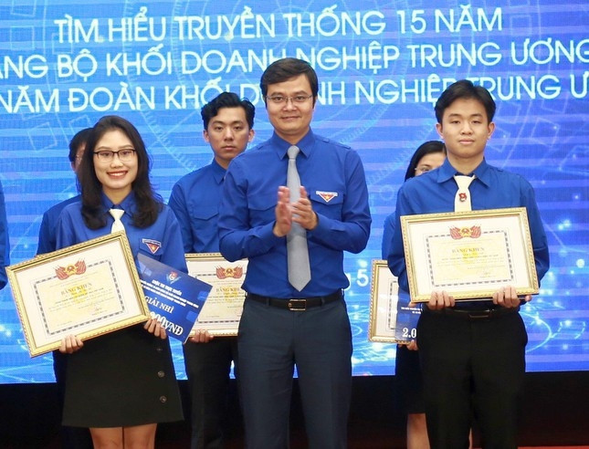 Bí thư thường trực T.Ư Đoàn Bùi Quang Huy trao phần thưởng cho các thí sinh đạt giải cao tại cuộc thi trực tuyến tìm hiểu truyền thống 15 năm Đảng bộ Khối Doanh nghiệp T.Ư và 15 năm Đoàn Khối Doanh nghiệp T.Ư. Bí thư thường trực T.Ư Đoàn Bùi Quang Huy trao phần thưởng cho các thí sinh đạt giải cao tại cuộc thi trực tuyến tìm hiểu truyền thống 15 năm Đảng bộ Khối Doanh nghiệp T.Ư và 15 năm Đoàn Khối Doanh nghiệp T.Ư.