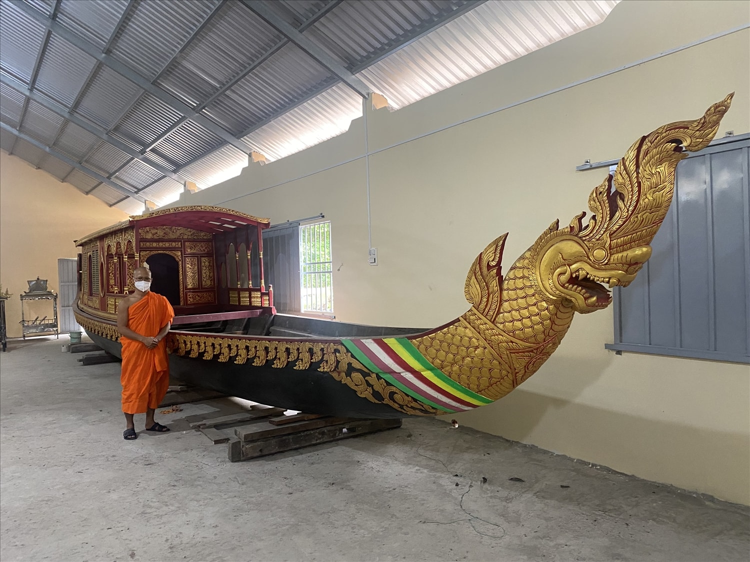 Đại đức Lý Phét bên ghe Ka hâu chùa Serey Kandal