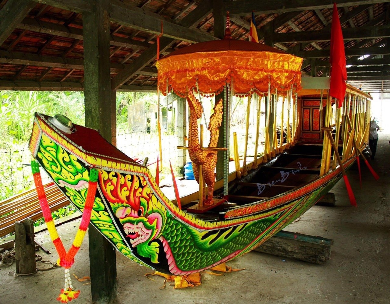 Ghe Ka hâu cổ tại chùa Bô Tum Reng Sây Tum Nup