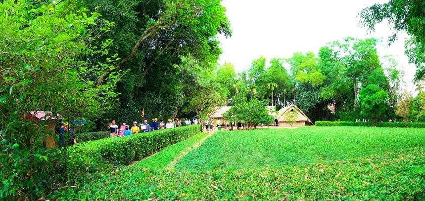 Dòng người về thăm quê Bác 