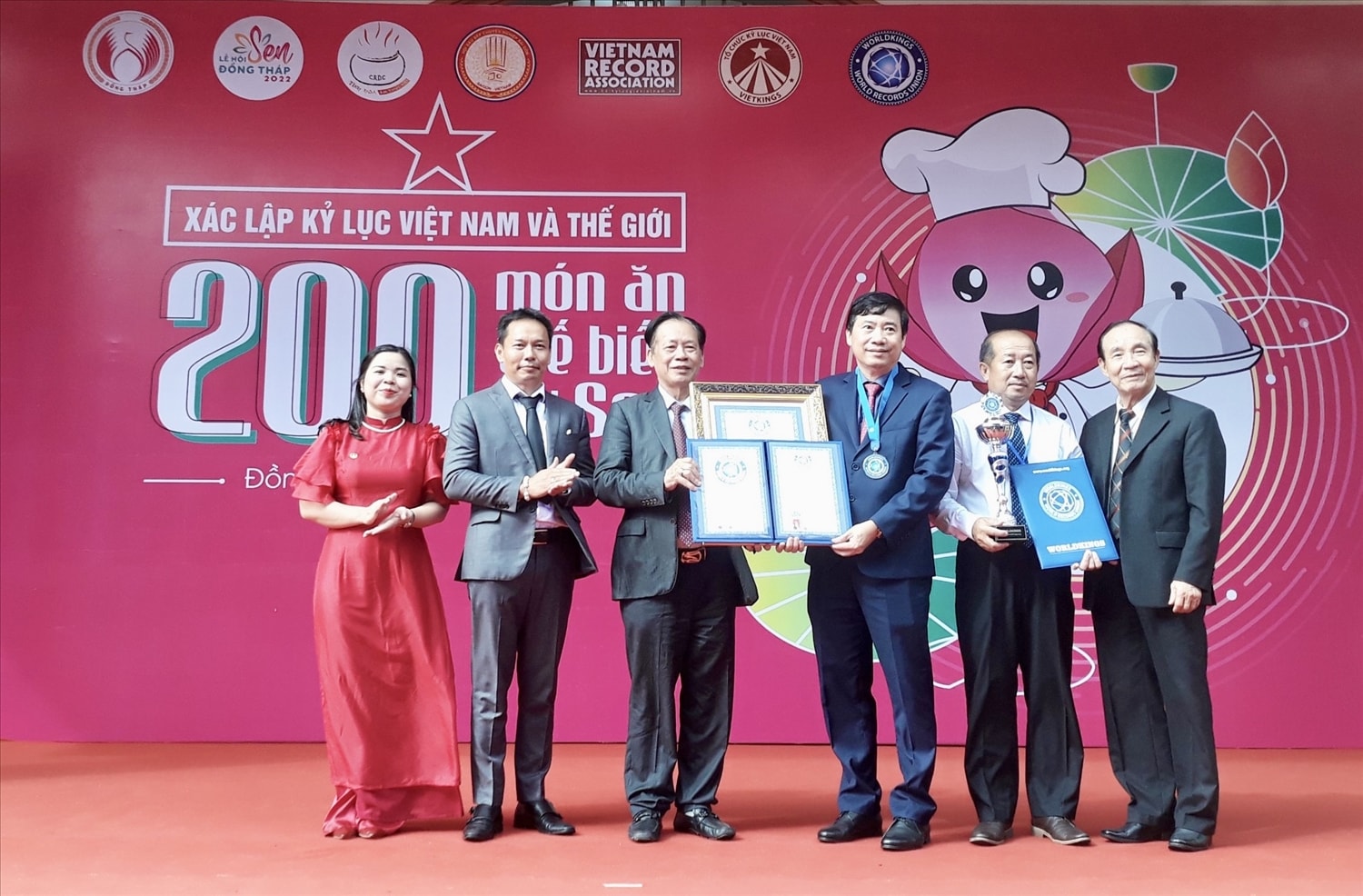 Đại diện lãnh đạo UBND tỉnh nhận Bằng chứng nhận kỷ lục