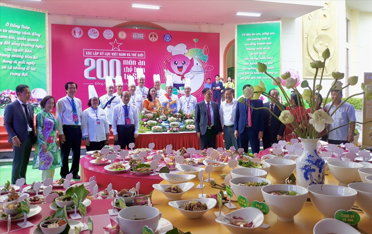 Với 200 món ăn, các đầu bếp phải thực hiện trong 4 giờ đồng 