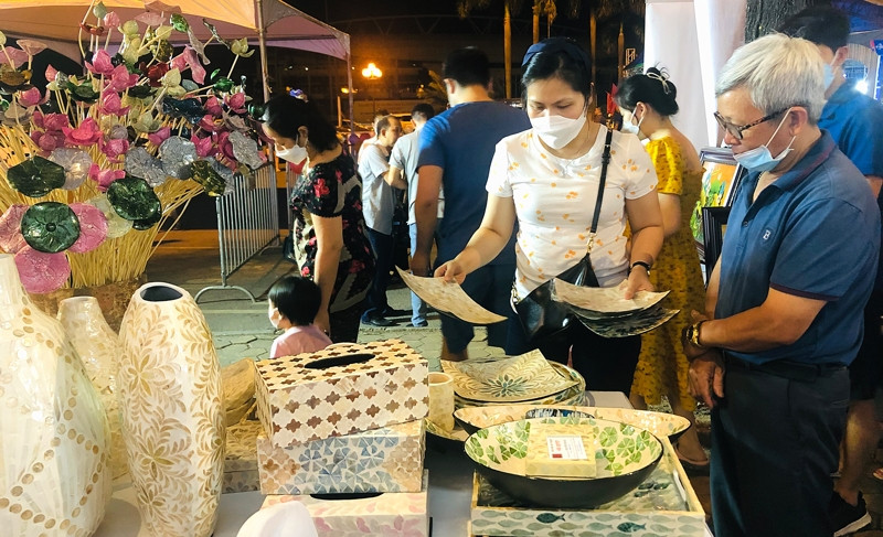 Gian hàng làng nghề khảm trai, sơn mài Duyên Thái huyện Thường Tín