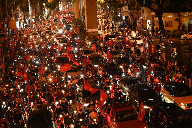 Đường phố Hà Nội đỏ rực cờ Tổ quốc