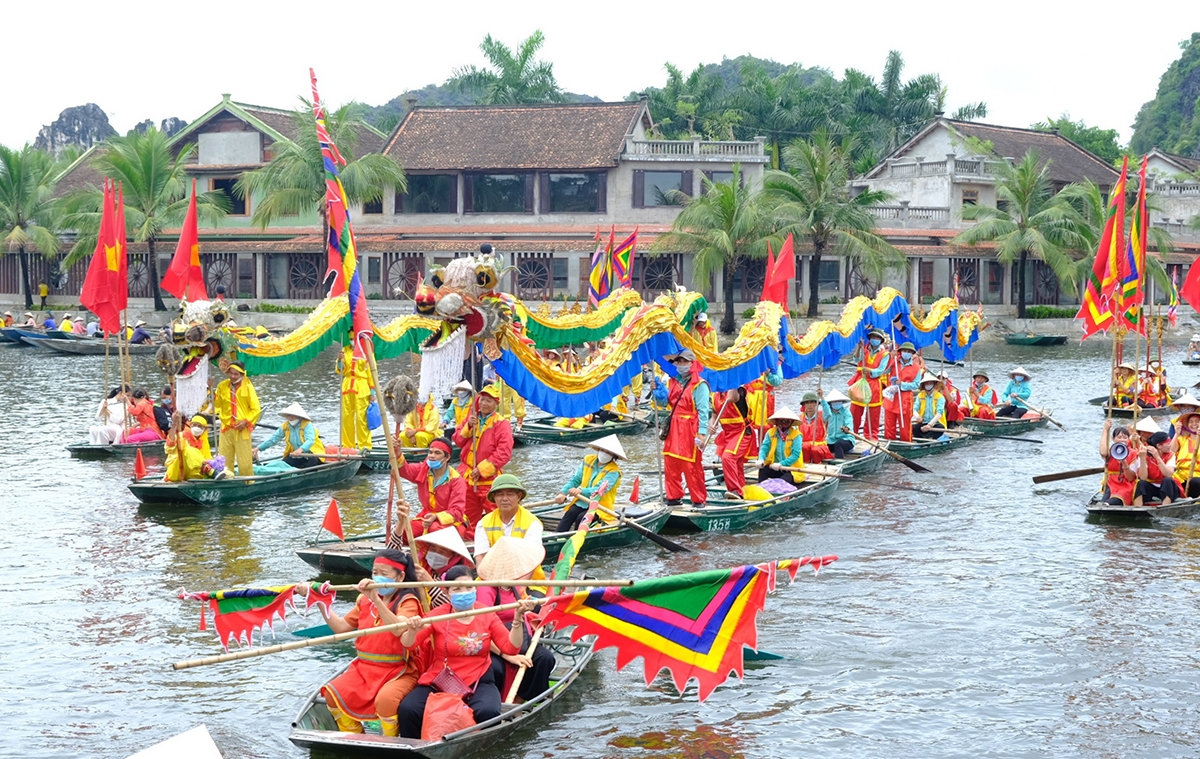 Nghi lễ rước Rồng trên sông Ngô Đồng (Ảnh: TITC)