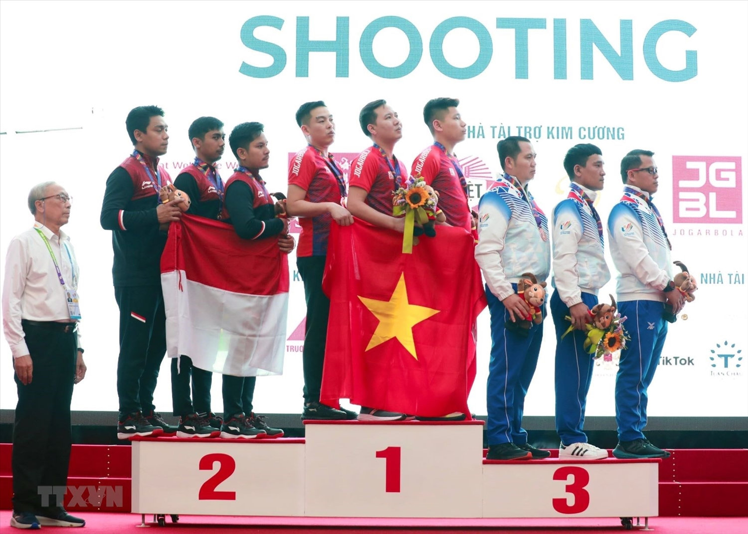 Ngô Hữu Vương, Trần Hoàng Vũ, Nguyễn Tuấn Anh dành HCV ở nội dung 10m súng trường di động tiêu chuẩn đồng đội nam (Ảnh BTC)