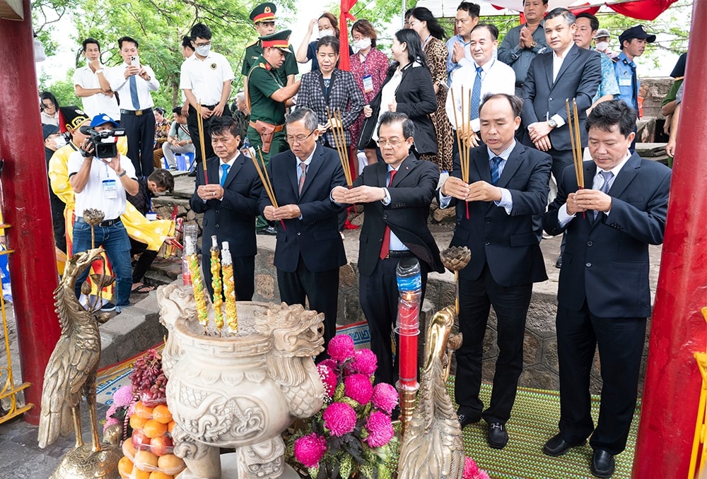 Lãnh đạo tỉnh  An Giang và Tp. Châu Đốc nguyện hương trước khi dự lễ Phục hiện rước tượng Bà Chúa Xứ núi Sam