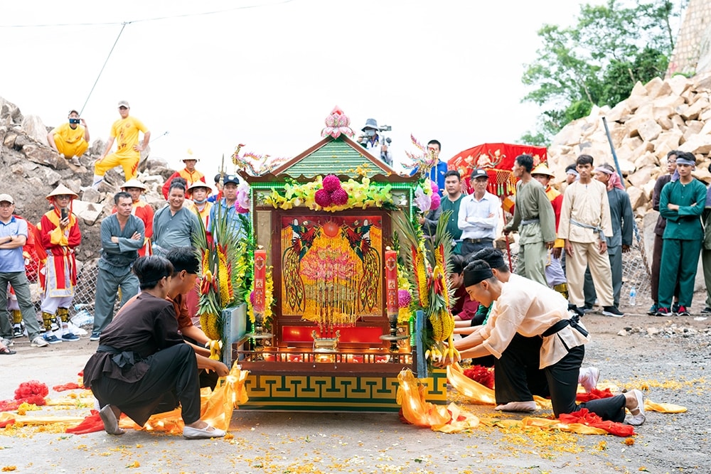 Nghi thức thỉnh bà xuống núi về nơi an vị