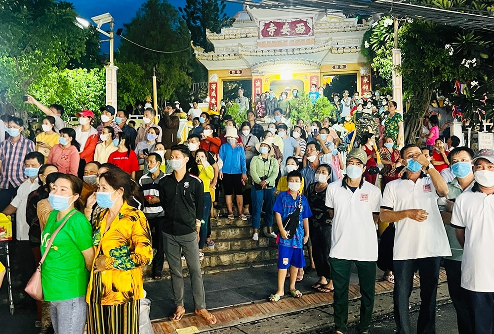 Đông đảo người dân và khách hành hương tham gia lễ Phục hiện rước tượng Bà Chúa Xứ núi Sam