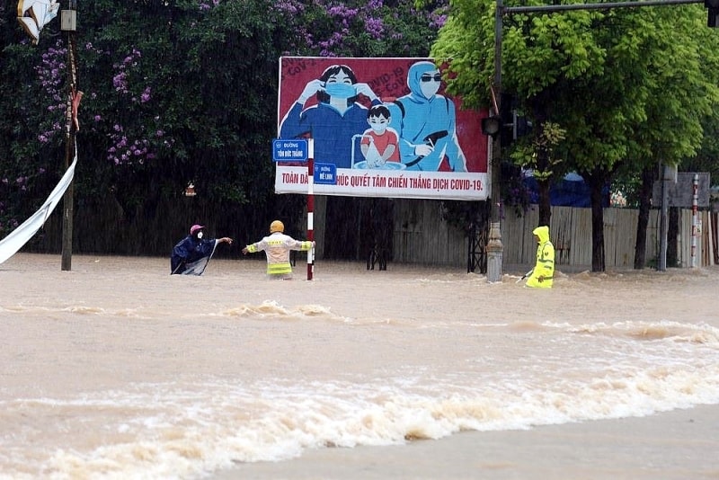 Mưa lớn khiến nhiều tuyến đường trên địa bàn thành phố Vĩnh Yên ngập lụt. Mưa lớn khiến nhiều tuyến đường trên địa bàn thành phố Vĩnh Yên ngập lụt.