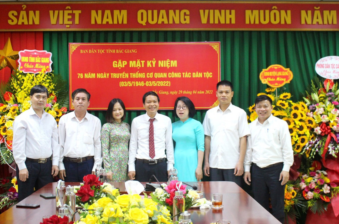 Ông Hoàng Tiến Công (bìa trái) chụp ảnh lưu niệm cùng Lãnh đạo Ban Dân tộc nhân dịp Kỷ niệm 76 năm thành lập ngành
