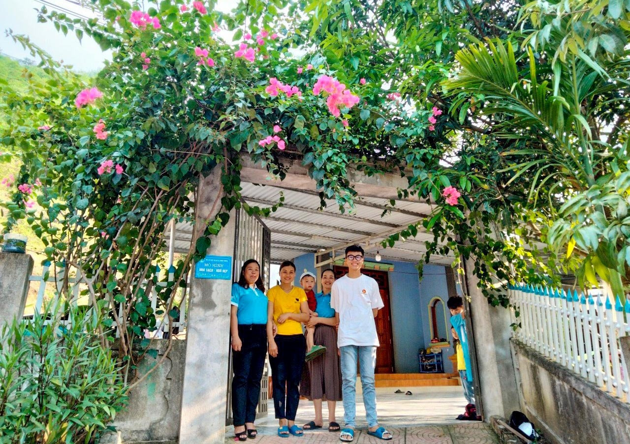 Gắn biển “Nhà sạch, ngõ đẹp” ở bản Bách, xã Trung Thượng,Quan Sơn