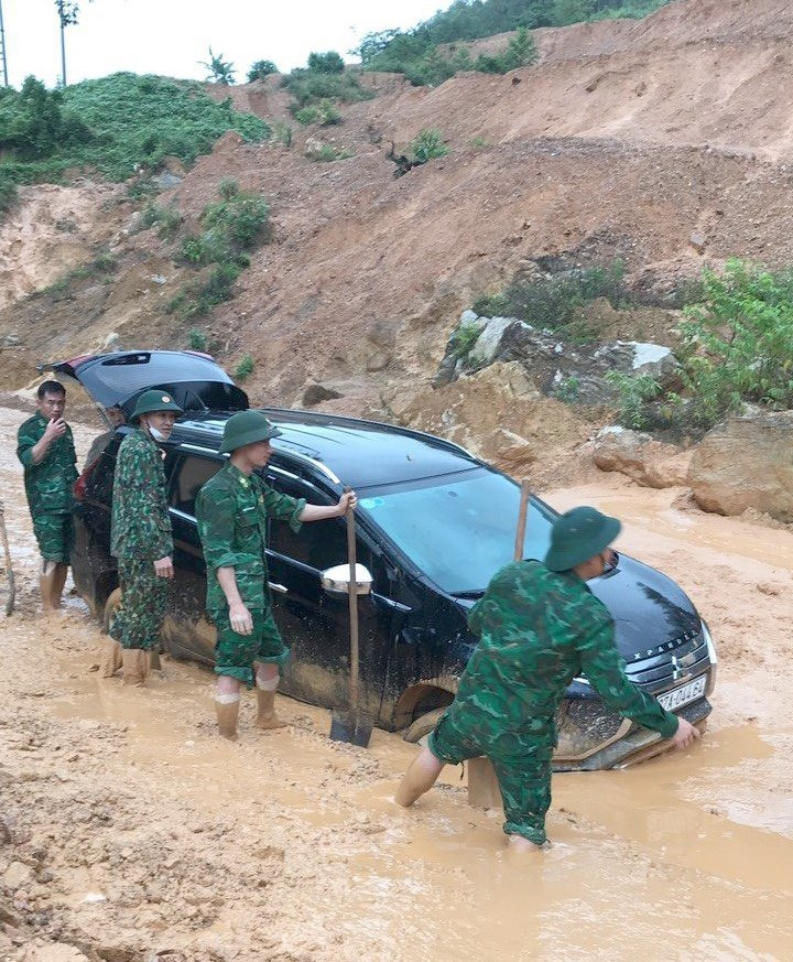 Các lực lượng được huy động giải phóng hiện trường