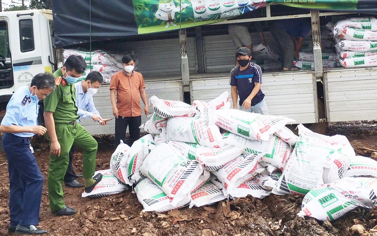 Lực lượng chức năng tiêu hủy số phân bón giả, kém chất lượng Lực lượng chức năng tiêu hủy số phân bón giả, kém chất lượng