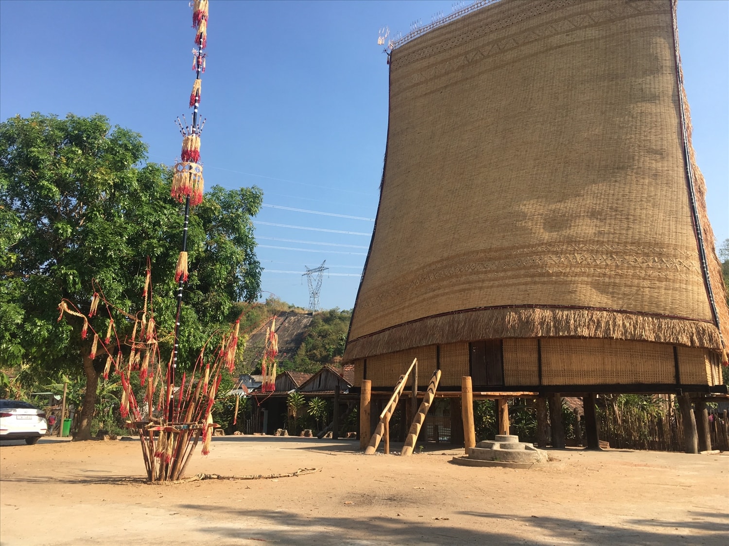 Nhà rông nơi thu hút khách du lịch tại làng