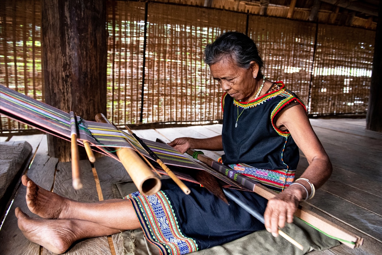 Bà Y Yin dệt thổ cẩm