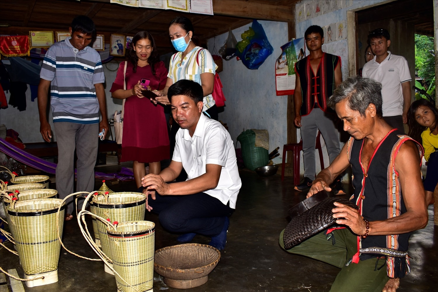 Du khách tham quan trải nghiệm đan lát tại nhà nghệ nhân A Hùng