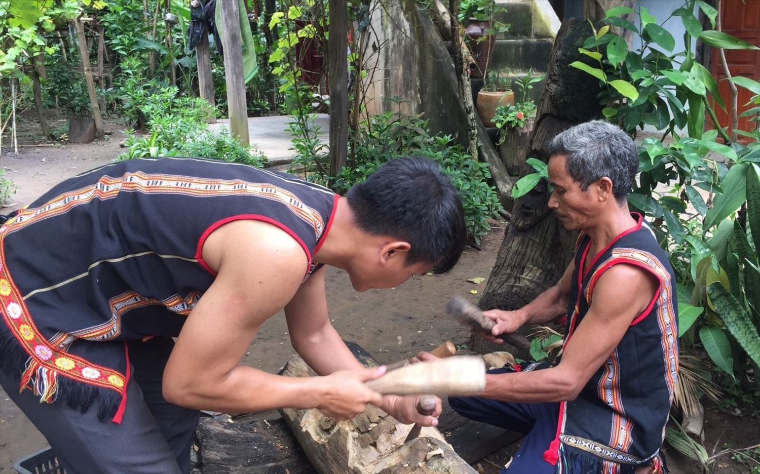 Nghệ nhân A Hùng hướng dẫn con cháu tạc tượng