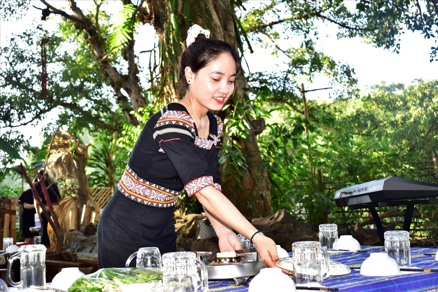 Phụ nữ Ba Na chuẩn bị món ăn đón khách