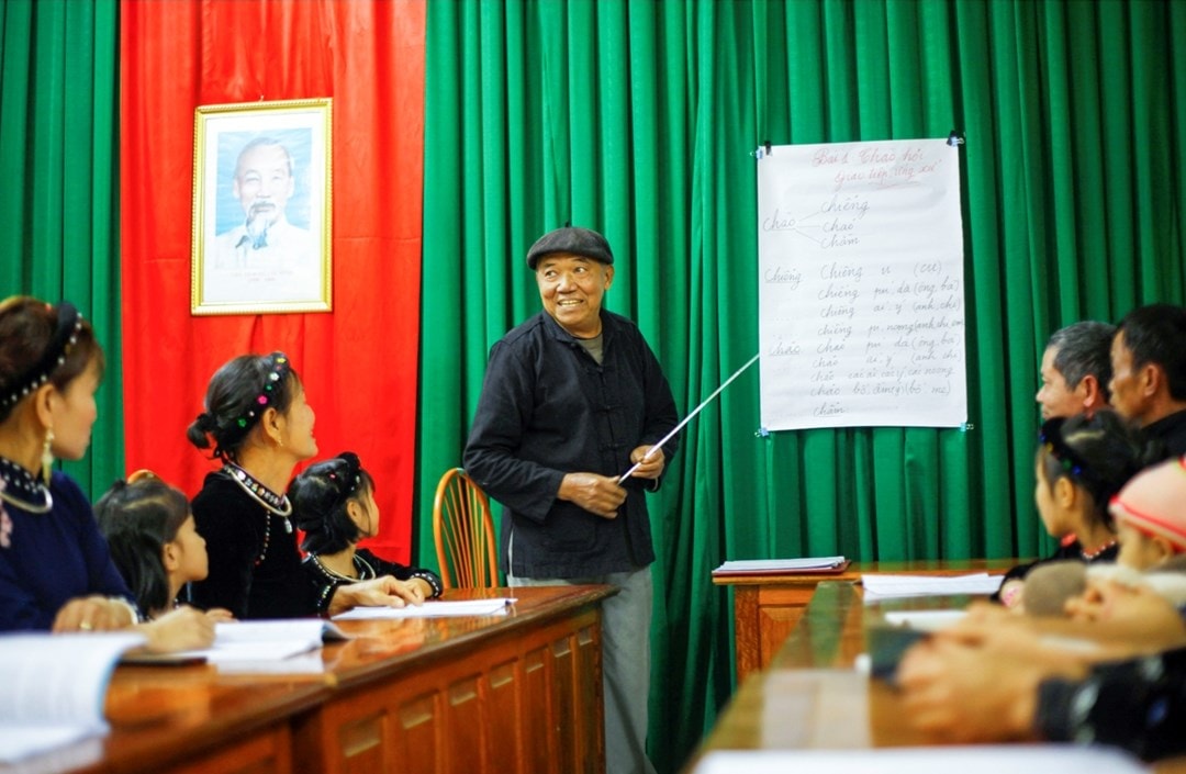 Lớp học tiếng Tày của ông Kiệu có nhiều học viên từ già đến trẻ tham gia rất nhiệt tình Lớp học tiếng Tày của ông Kiệu có nhiều học viên từ già đến trẻ tham gia rất nhiệt tình
