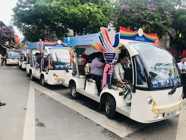 Các phương tiện giao thông sạch đưa du khách tham quan phố cổ ngày ra mắt chương trình du lịch mới. (Ảnh: TTXVN)
