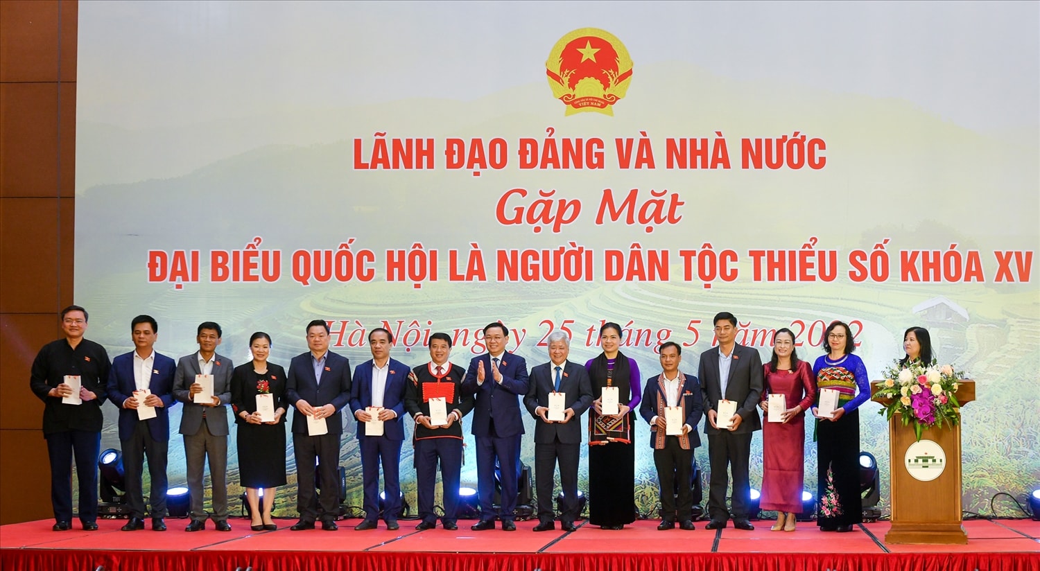 Chủ tịch Quốc hội Vương Đình Huệ tặng quà lưu niệm cho các Đại biểu Quốc hội là người DTTS
