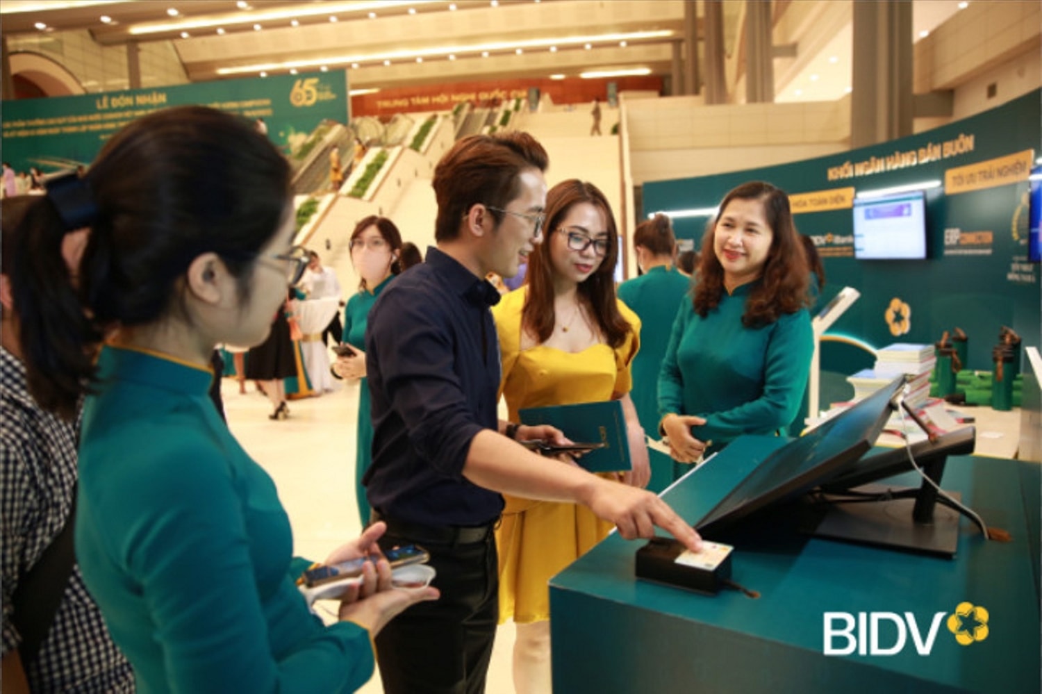 Ngân hàng BIDV triển khai việc ứng dụng CCCD gắn chip trên giao dịch Ảnh: Hà Huỳnh Ngân hàng BIDV triển khai việc ứng dụng CCCD gắn chip trên giao dịch Ảnh: Hà Huỳnh