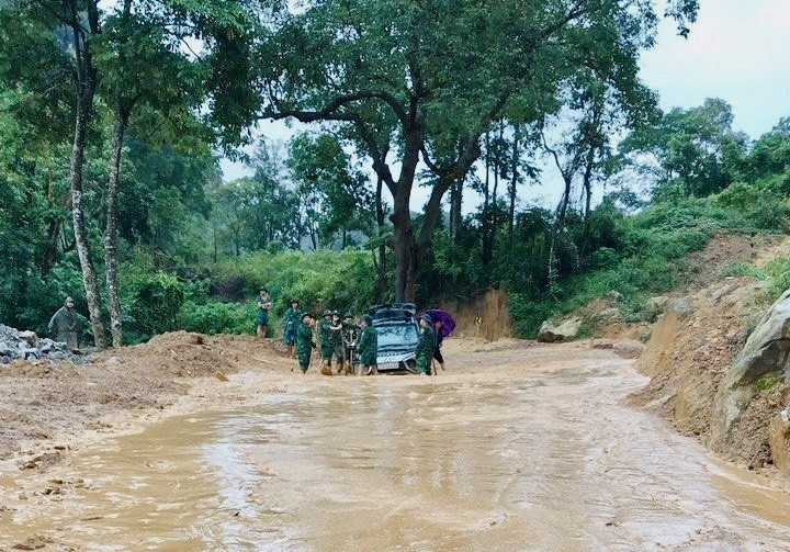 Tại Km108+900 và Km+250, Quốc lộ 279 thuộc đèo Tây Trang (xã Na Ư, huyện Điện Biên, tỉnh Điện Biên) đã xảy ra sự cố tắc đường do lượng lớn bùn, đất, đá từ vách ta luy dương chảy tràn xuống lòng đường