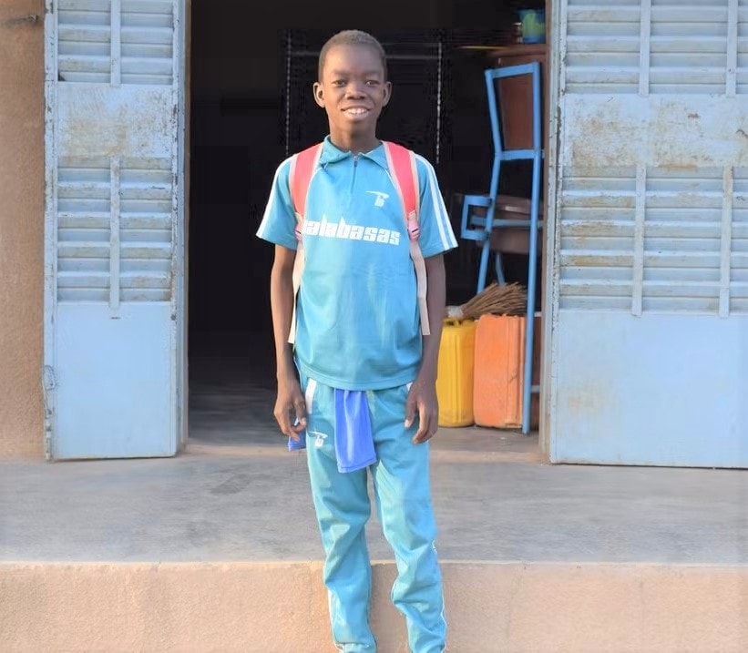 Câu chuyện của Domboué Nibéissé, 15 tuổi tại Burkina Faso, một quốc gia nghèo tại Tây Phi là một trong số rất nhiều câu chuyện đáng buồn về tình trạng lao động ở trẻ em. Tuy nhiên, Domboué vẫn may mắn hơn nhiều đứa trẻ khác vì sau 3 năm lao động, cậu bé đã được quay trở lại trường học nhờ sự giúp đỡ của các tổ chức quốc tế. Domboué Nibéissé vui mừng vì được quay lại trường học