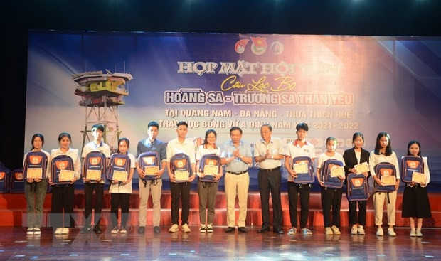 Trao học bổng cho sinh viên dân tộc thiểu số. (Ảnh: Văn Dũng/TTXVN)