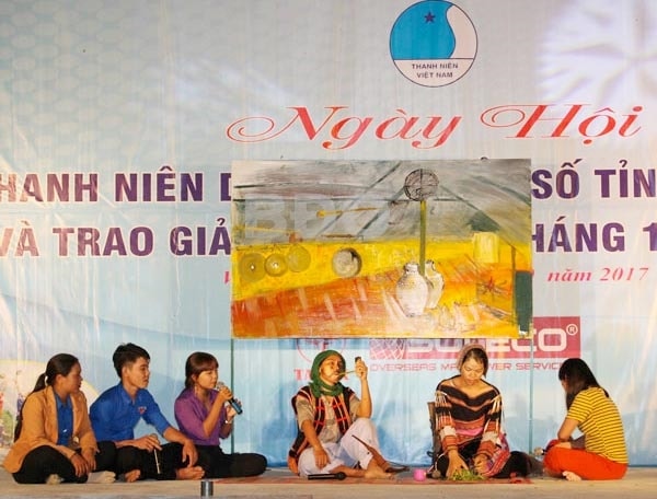 Tỉnh đoàn Bình Định tổ chức tuyên truyền phòng chống tảo hôn và hôn nhân cận huyết thống bằng hình thức sân khấu hóa Tỉnh đoàn Bình Định tổ chức tuyên truyền phòng chống tảo hôn và hôn nhân cận huyết thống bằng hình thức sân khấu hóa