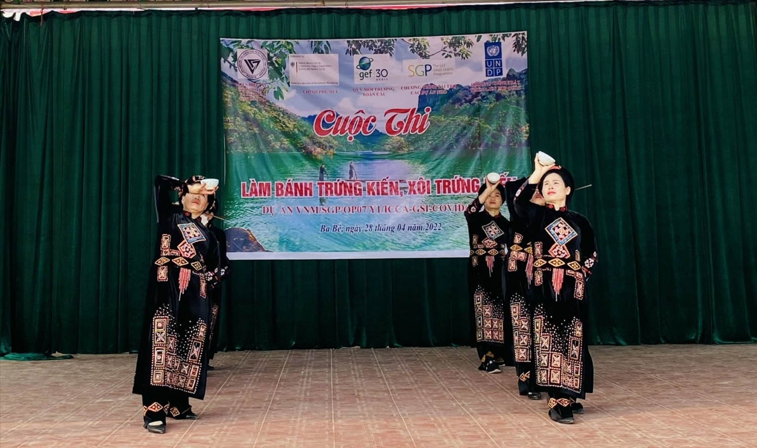 Tiết mục múa bát của người Tày huyện Ba Bể. Tiết mục múa bát của người Tày huyện Ba Bể