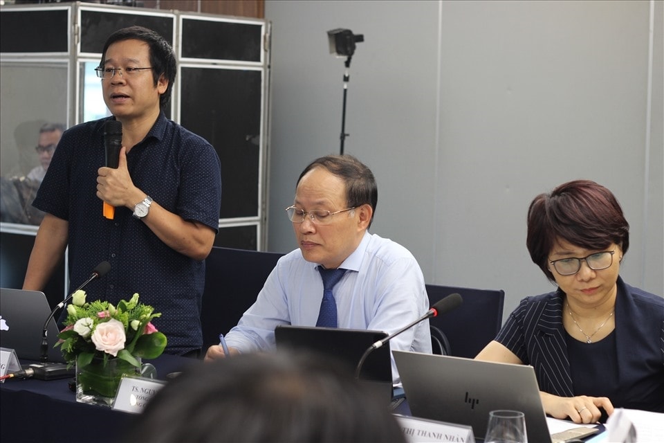 Tại hội thảo, nhà báo Đỗ Doãn Hoàng nêu thực trạng săn bắt, buôn bán chim hoang dã, di cư. Ảnh: Thùy Linh
