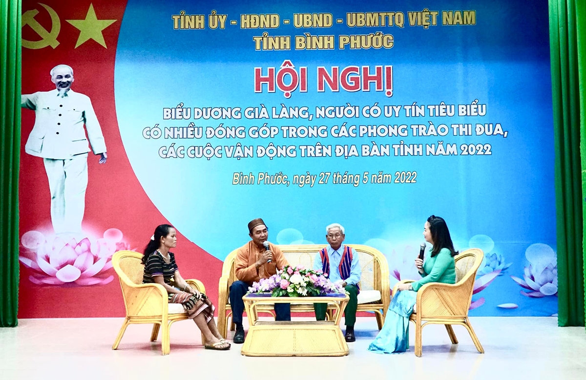 Các già làng, Người có uy tín tham gia tọa đàm, trao đổi về những mô hình hay, cách làm hiệu quả trong thực hiện các phong trào thi đua yêu nước
