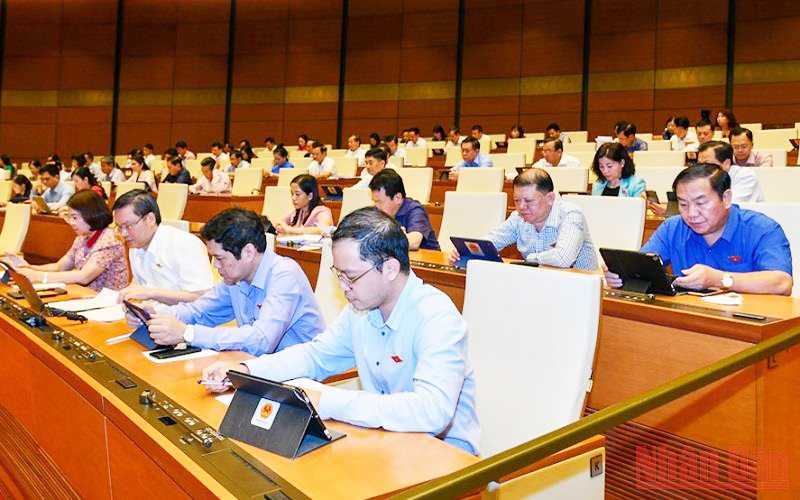 Các đại biểu Quốc hội tham gia thảo luận về dự án Luật Kinh doanh bảo hiểm (sửa đổi) tại hội trường, chiều 27/5. (Ảnh: Thủy Nguyên)
