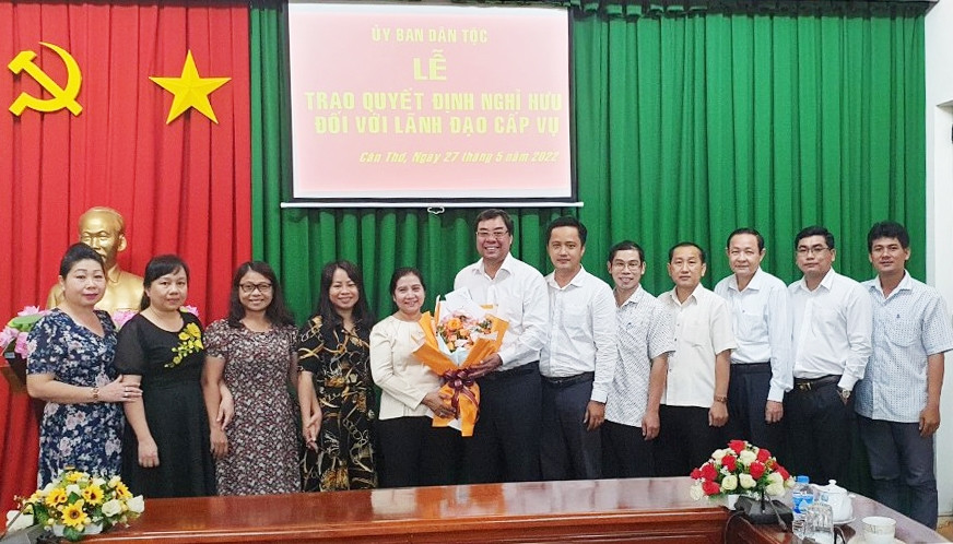 Tập thể Vụ Địa phương III chụp ảnh lưu nhiệm cùng bà Huỳnh Thị Sô Ma Ly và ông Tào Việt Thắng