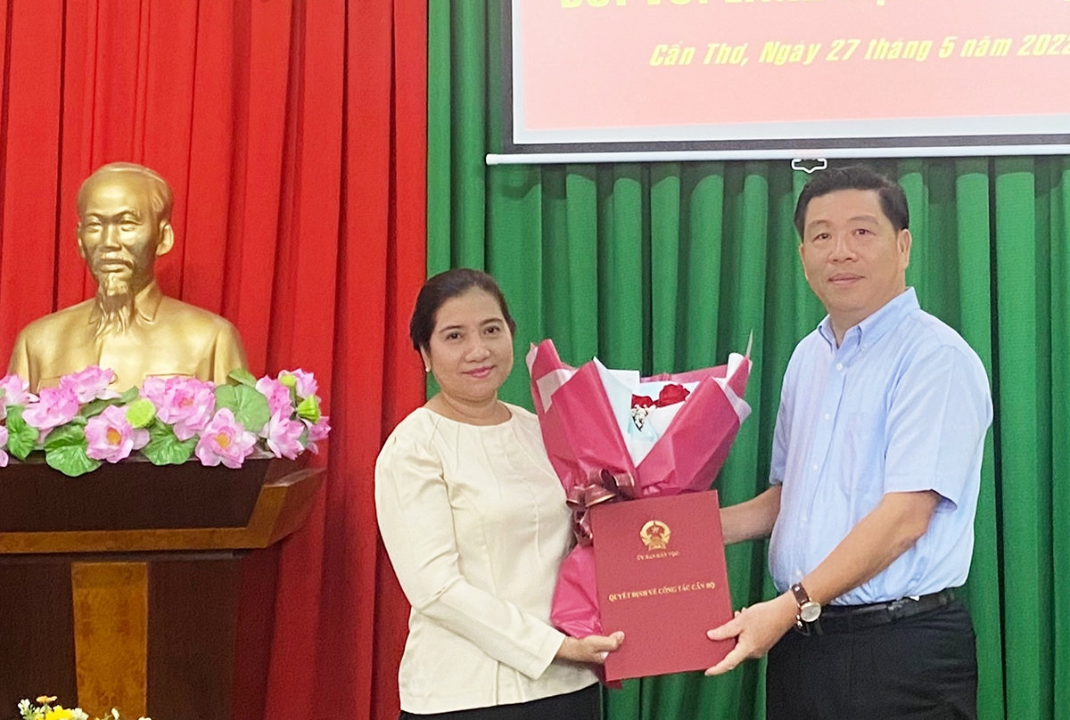 Thứ trưởng, Phó Chủ nhiệm UBDT Lê Sơn Hải trao Quyết định nghỉ hưu hưởng chế độ bảo hiểm xã hội và hoa chúc mừng đến bà Huỳnh Thị Sô Ma Ly
