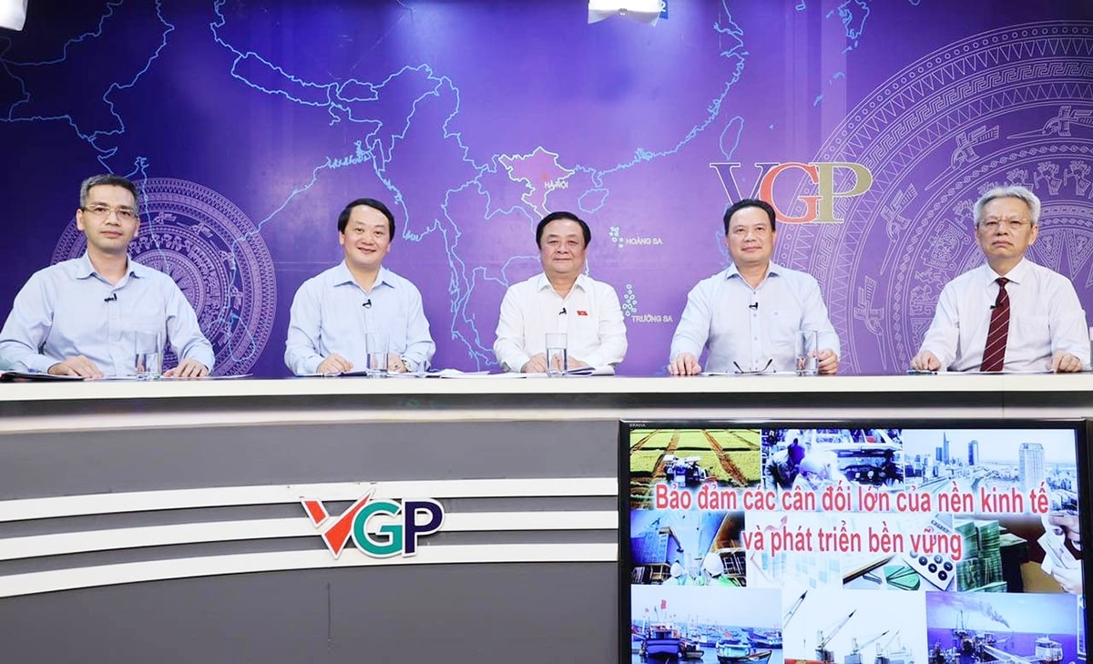 Tọa đàm trực tuyến với chủ đề “Bảo đảm các cân đối lớn của nền kinh tế và phát triển bền vững” đặt ra nhiều vấn đề liên quan đến an sinh xã hội, giải ngân đầu tư công hiệu quả, điều phối nguồn lực đầu tư cho vùng đồng bào DTTS