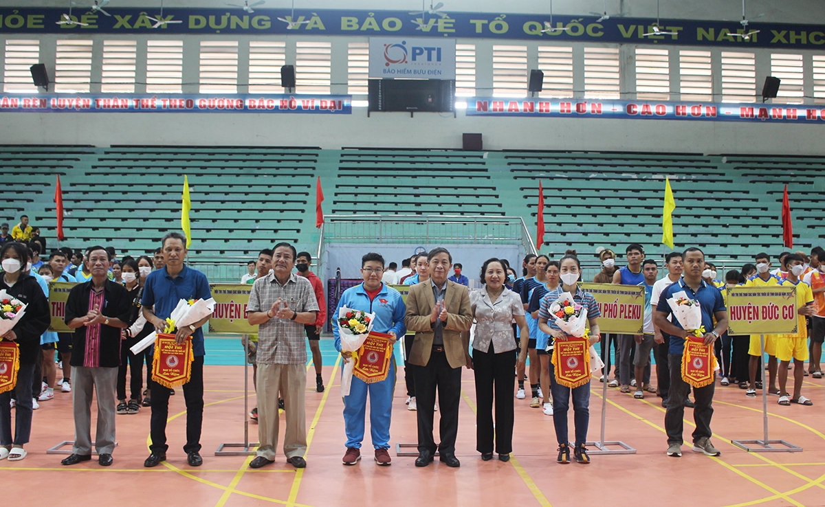 Các đại biểu tặng Cờ lưu niệm cho các đoàn tham gia hội thi
