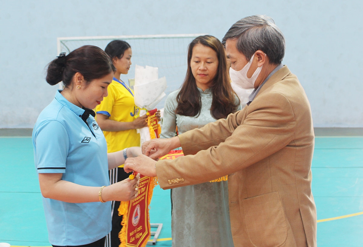  Ủy viên Ban Thường vụ Tỉnh ủy, Trưởng ban Tuyên giáo Tỉnh ủy Gia Lai Huỳnh Thế Mạnh tặng Cờ lưu niệm cho các đoàn tham gia Hội thi